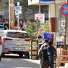Iraklı çocuk engelli babasını gezdiriyor