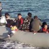 Botla kaçan göçmenden, bebeği denize atma tehdidi