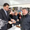 Caddede kahve pişirip vatandaşlara ikram ettiler Caddede kahve pişirip vatandaşlara ikram ettiler