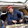 Hurda otomobilde yatıp kalkıyor