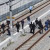 Bakırköy'de 'çantamda bomba var' diyerek tren raylarına oturdu