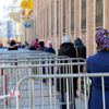 Sosyal mesafe kuralına uyunca kuyruklar uzadı