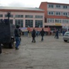 Polis yetersiz kalınca, okula zırhlı araç girdi Polis yetersiz kalınca, okula zırhlı araç girdi