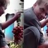 Pazar yerinde mide bulandıran görüntü! Çürük üzümleri kırmızıya boyayıp satıyor Pazar yerinde mide bulandıran görüntü! Çürük üzümleri kırmızıya boyayıp satıyor
