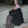 Eşini ve kardeşini ocak girişinde bekliyor