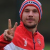 Podolski imzayı atıyor Podolski imzayı atıyor