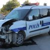 Polis aracı otomobille çarpıştı, yaralanalar var Polis aracı otomobille çarpıştı, yaralanalar var