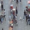 Sokak ortasında sandalyeler havada uçuştu Sokak ortasında sandalyeler havada uçuştu