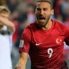 Cenk Tosun, her kulvarda atıyor