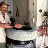 Oto lastikçinin kargayla dostluğu görenleri şaşırtıyor