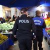 Pazarda sigara içerken yakalanan pazarcı: İçmeye devam edeceğiz