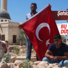 Şehidin kardeşi: Bu bayrağı yere düşürmeyeceğiz