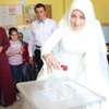 Gelinlikle oy kullanmaya gitti