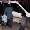 2 Çocuğuyla Dilenen Kadın Karakola Götürüldü 2 Çocuğuyla Dilenen Kadın Karakola Götürüldü