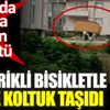﻿Elektrikli bisikletle koltuk taşıyan sürücünün görüntüleri şaşkına çevirdi