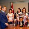 Başarılı hokeycilere altın ödülü Başarılı hokeycilere altın ödülü