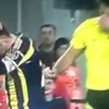 Hakem Aydınus Emre'yi sakatladı! Hakem Aydınus Emre'yi sakatladı!
