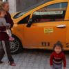 İkiz bebekleriyle sokağa atıldı İkiz bebekleriyle sokağa atıldı