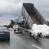 Açık unutulan damper yerinden söktü yerlerde sürükledi Açık unutulan damper yerinden söktü yerlerde sürükledi