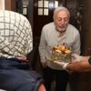 72 yaşındaki Mustafa amcaya 'Vefa'lı doğum günü kutlaması 72 yaşındaki Mustafa amcaya 'Vefa'lı doğum günü kutlaması