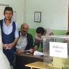 Düğün gününde oy kullanmaya gelinliğiyle geldi