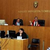 Hakim ve avukatlar yanyana oturdu Hakim ve avukatlar yanyana oturdu