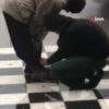 Engelli adam bağlayamayınca eğilip ayakkabı bağcıklarını bağladı Engelli adam bağlayamayınca eğilip ayakkabı bağcıklarını bağladı
