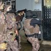 Adana'da sokak çetelerine düzenlenen operasyonda 11 kişi gözaltına alındı Adana'da sokak çetelerine düzenlenen operasyonda 11 kişi gözaltına alındı