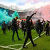 Manchester United taraftarları, stada girip sahayı işgal etti