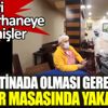 ﻿Karantinada olması gerekirken kumar masasında yakalandı. Daireyi kumarhaneye çevirmişler