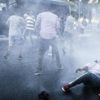 İtalyan polisinden kent merkezindeki göçmenlere müdahale İtalyan polisinden kent merkezindeki göçmenlere müdahale