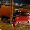 Kazada parçalanan otomobilini olay yerinde bırakıp kaçtı Kazada parçalanan otomobilini olay yerinde bırakıp kaçtı