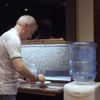 Abdülkadir Ömür'den pası aldı, Ahmet Ağaoğlu mutfağa girdi Abdülkadir Ömür'den pası aldı, Ahmet Ağaoğlu mutfağa girdi