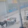 At arabalı hırsızlar kameraya yakalandı At arabalı hırsızlar kameraya yakalandı