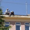 Okul çatısında tehlikeli çalışma