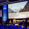 Microsoft CEO’sunun elinde bir iPhone Microsoft CEO’sunun elinde bir iPhone