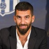 Arda Turan uçaktan indi camiye koştu Arda Turan uçaktan indi camiye koştu