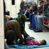 Suriyeli aile kar bastırınca metroya sığındı Suriyeli aile kar bastırınca metroya sığındı