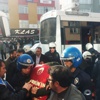 Ak-Saray'a gidenler otobüste gözaltına alındı Ak-Saray'a gidenler otobüste gözaltına alındı