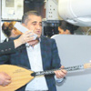 Hakkarili şarkıcı ilk uçakta konser verdi Hakkarili şarkıcı ilk uçakta konser verdi
