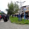 Yasak öncesi sosyal mesafeye uymadan pazar kuyruğunda ...
