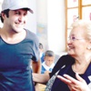 Öğretmenini filminde oynattı