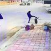 Seyir halindeki araçtan fırlayan tekerleği tutmaya çalıştı