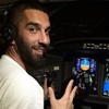 Dönüş uçağında Arda Turan şov Dönüş uçağında Arda Turan şov