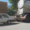 Annesinin elini bırakınca otomobil çarptı Annesinin elini bırakınca otomobil çarptı
