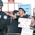ABD’de cami önünde silahlı protesto