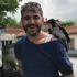 Bu adam kafasının üstünde kargalarla geziyor, sebebi çok ilginç! Bu adam kafasının üstünde kargalarla geziyor, sebebi çok ilginç!