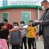 Çocuklar bu maskeleri takmak için sıraya giriyor Çocuklar bu maskeleri takmak için sıraya giriyor