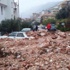 Kaş'ta yağmur suları şelale olup aktı