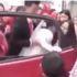 Çinli damat, gelini arabadan yaka paça indirdi Çinli damat, gelini arabadan yaka paça indirdi